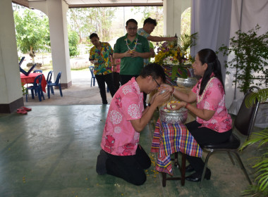 พิธีสรงน้ำพระและรดน้ำ﻿ขอพรเนื่องในประเพณีวันสงกรานต์ ... พารามิเตอร์รูปภาพ 33